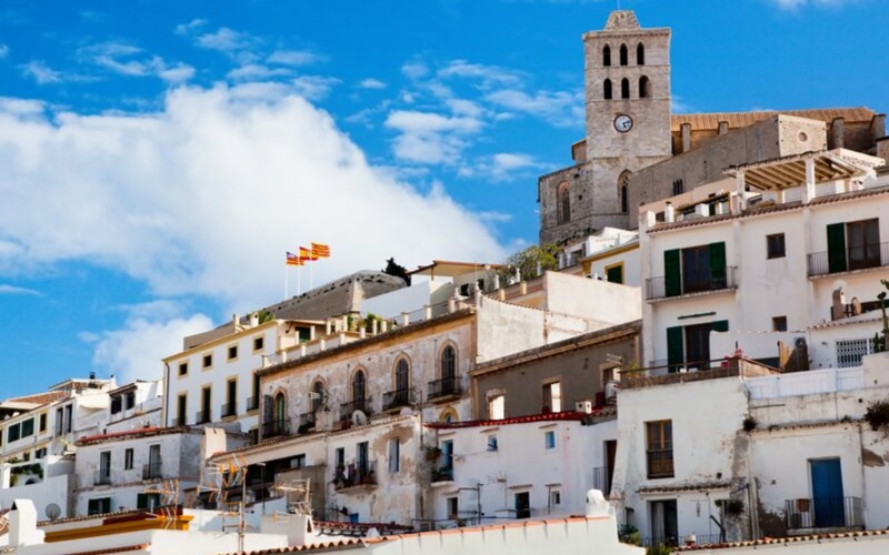 De witte huizen van Zuid Spanje. Ontdek de wijnen en delicatessen uit Spanje in de webshop van Sunny Tables.