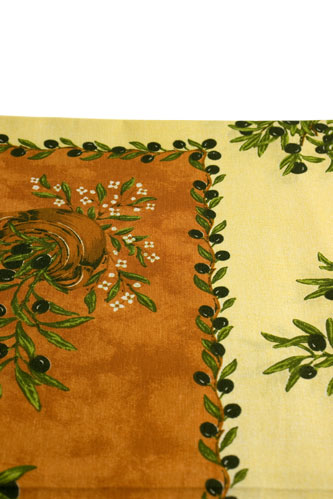 Italiaans tafelkleed met olijfmotief in de kleuren terra en beige. 140 x 180 cm